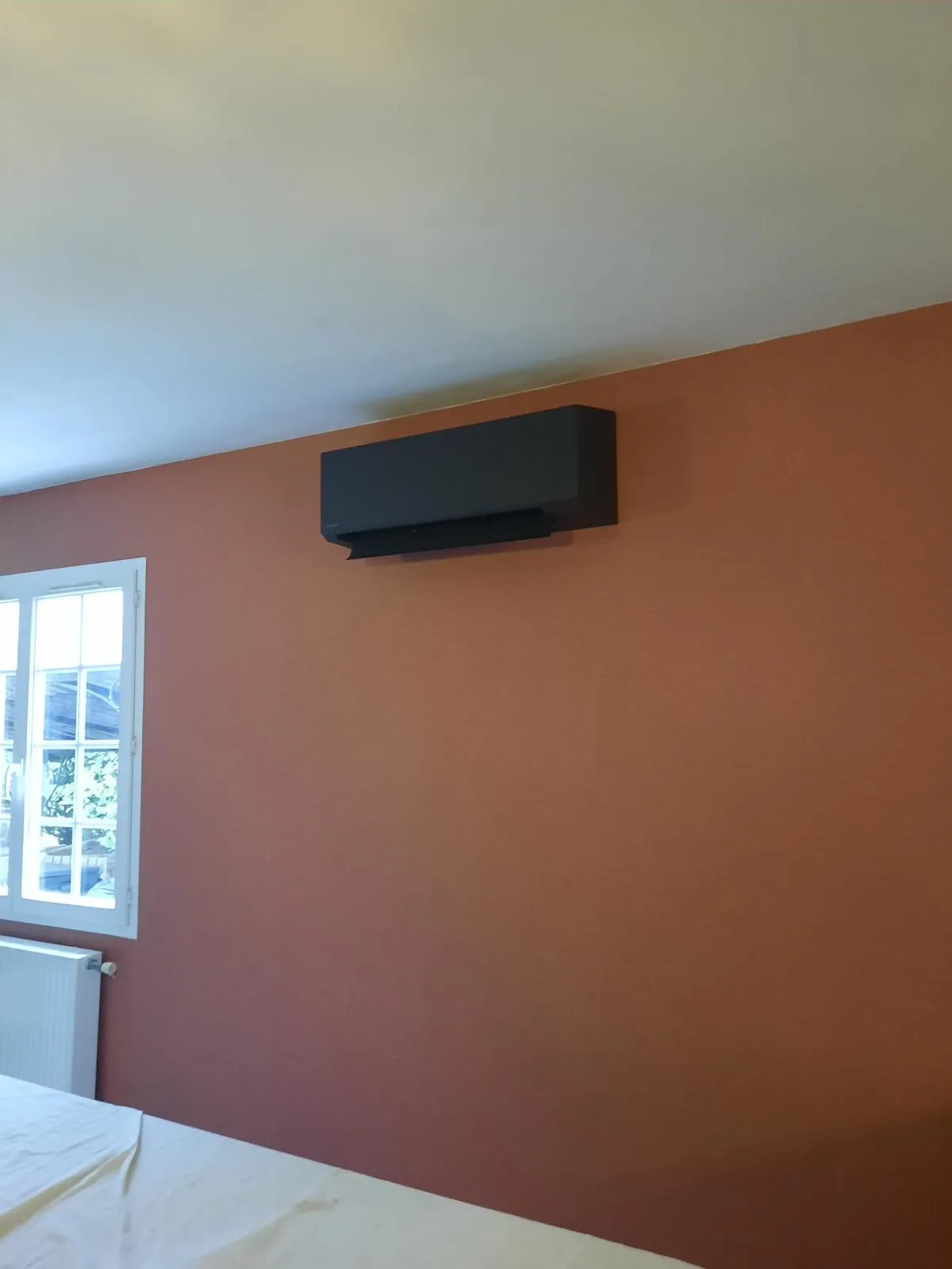 Climatisation bi-split réversible, vue 2 – AIM Solutions