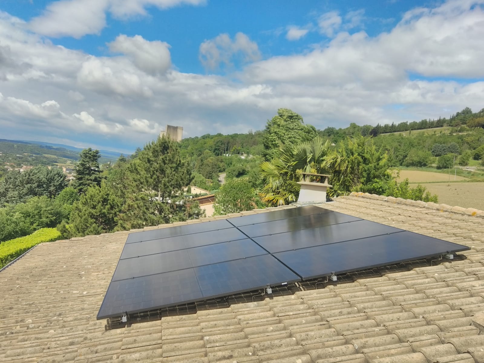 Panneaux photovoltaïques sur une toiture – entreprise AIM Solutions