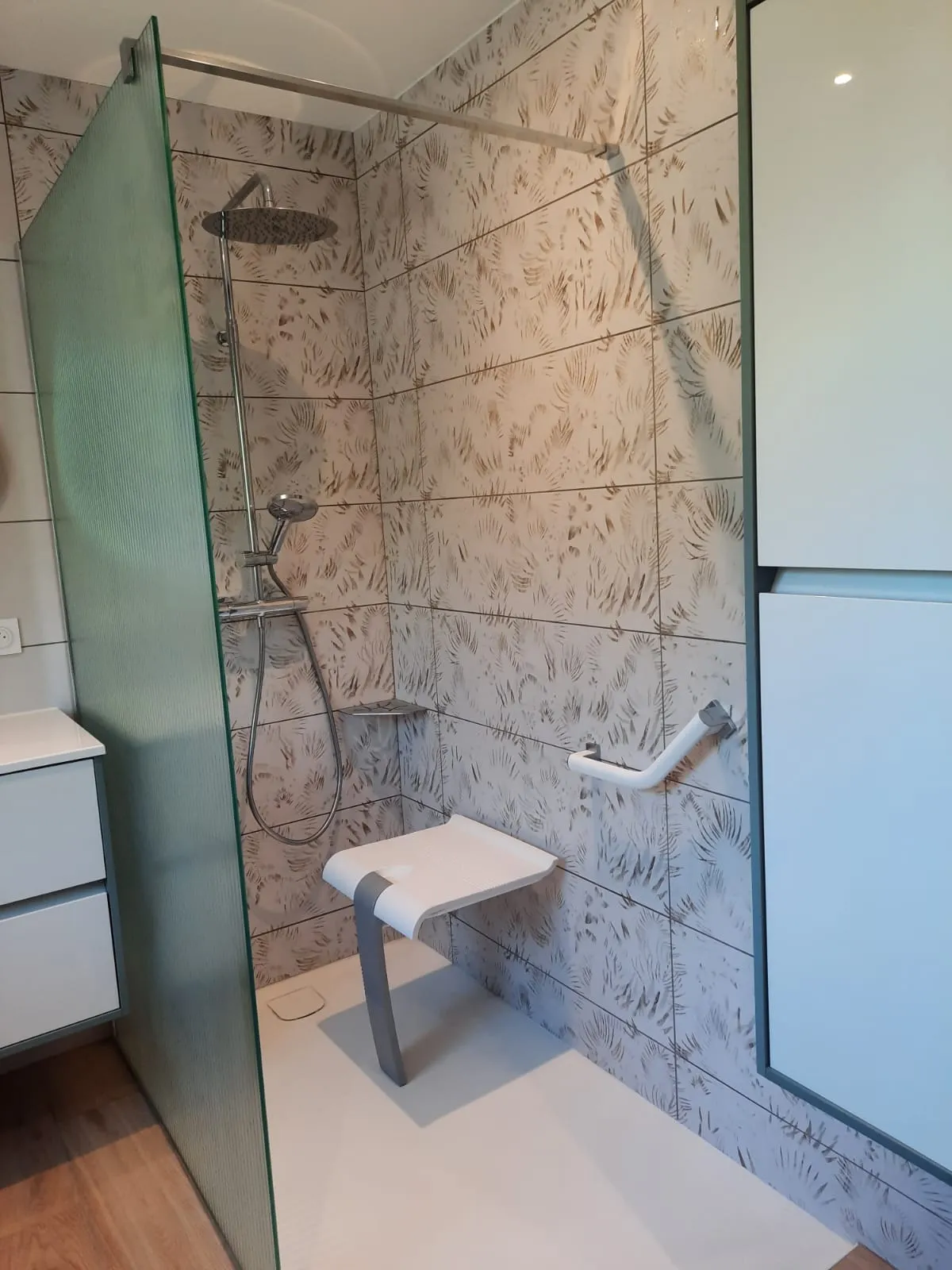 Rénovation salle de bain PMR, après travaux, vue 2 – AIM Solutions